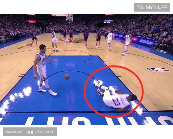 格兰特突破造犯规,裁判回看维持原判 格兰特突破造犯规,裁判回看维持原判